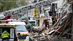 Des pompiers dans les décombres de deux immeubles mitoyens qui se sont effondrés dans le centre de Lille, le 12 novembre 2022 dans le nord de la France