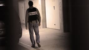 Un policier prend part aux recherches suivant l'opération anti-terroriste, à Torcy, en Seine-et-Marne, le 9 octobre 2012.