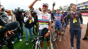 Mathieu van der Poel victorieux du Paris-Roubaix, salué dans le vélodrome à son arrivée, 7 avril 2024