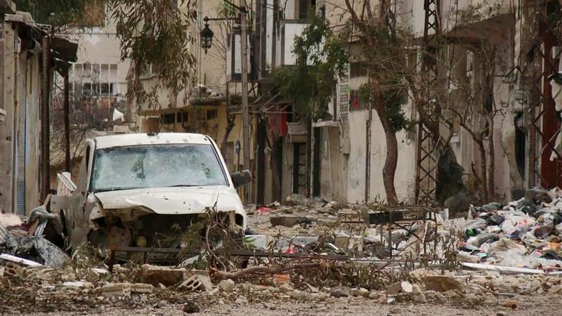 Rue de la vieille ville de Homs. L'artillerie syrienne a visé vendredi plusieurs quartiers de Homs, où deux personnes ont été abattues par des tireurs embusqués, selon des militants d'opposition. /Photo prise le 30 mars 2012/REUTERS/Shaam News Network