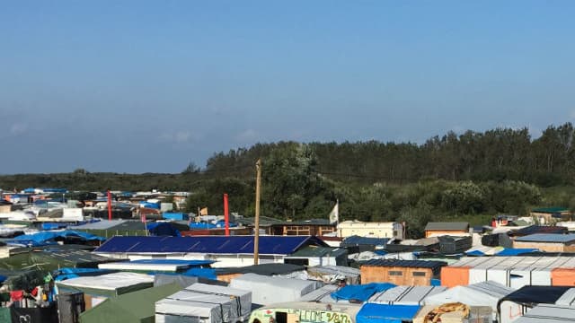 Photo prise le 13 octobre 2016 qui montre la "Jungle", le camp de migrants à Calais, dans le nord de la France. (image d'illustration)
