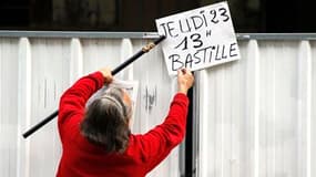 Appel à manifester à 13 heures d'un syndicaliste à Paris. D'après le ministère de la Fonction publique, le taux de grévistes dans la fonction publique d'Etat était en recul jeudi à 20%, contre 25% lors de la précédente journée de mobilisation contre la ré