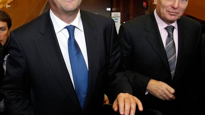 François Hollande, aux côtés du président du groupe socialiste à l'Assemblée, Jean-Marc Ayrault. Le candidat socialiste à l'élection présidentielle a fustigé jeudi les "très faibles" propositions formulées par Nicolas Sarkozy lors du sommet social de la v