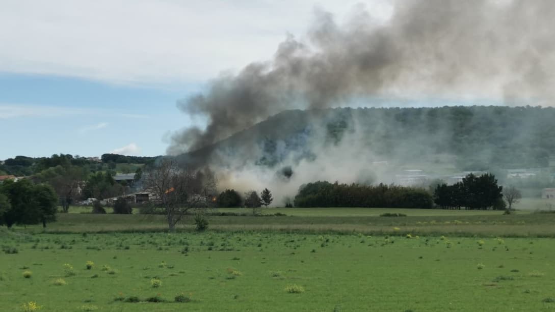 Un épais nuage de fumée est visible depuis les communes aux alentours. 