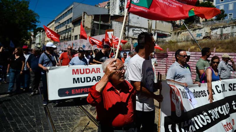 Environ 5.000 Portugais ont défilé à Lisbonne pour protester contre les mesures d'austérité adoptées par le gouvernement