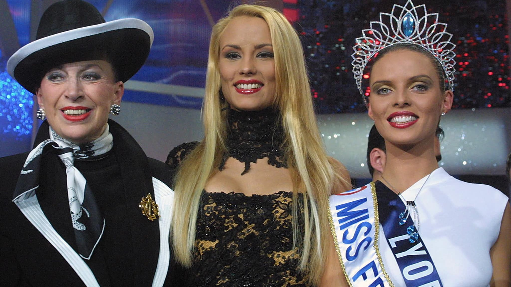 Geneviève de Fontenay, Elodie Gossuin et Sylvie Tellier, le 8 décembre 2001, jour de l'élection de Sylvie Tellier, Miss France 2022. 