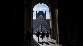 Des passants au Louvre, en février dernier.