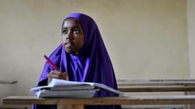 Une écolière somalienne reçoit un cours dans un centre humanitaire