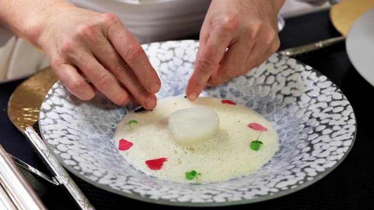 La cheffe Virginie Basselot prépare un "cabillaud nacré" dans les cuisines du restaurant gastronomique "Chanteclerc" de l'Hôtel "Le Negresco", le 12 mars 2024 à Nice (photo d'illustration).