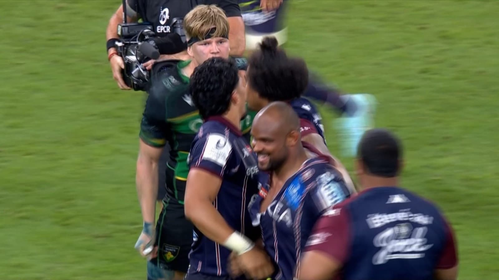 L'altercation entre Henry Pollock et les joueurs de l'UBB après la finale de Champions Cup remportée contre Northampton (28-20), le 24 mai 2025