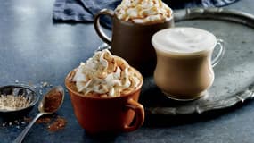 Deux "Latte" actuels de Starbucks et un Mocha