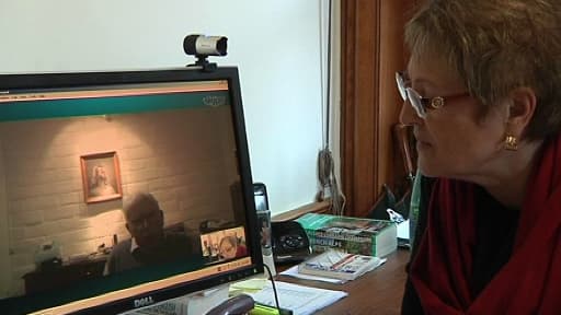 Les retrouvailles émouvantes, via Skype entre un vétéran américain de la seconde guerre mondiale et une femme à qui il avait offert une poupée à noël 1944.