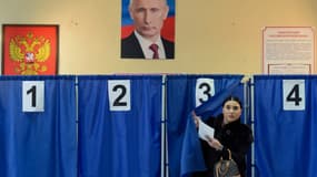 Une femme vote à l'élection présidentielle russe dans un bureau de vote à Donetsk, ville ukrainienne sous contrôle russe, le 16 mars 2024.