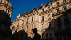 Un homme marche dans une rue éclairée par le soleil de l'après-midi dans le centre de Paris, le 11 octobre 2024.