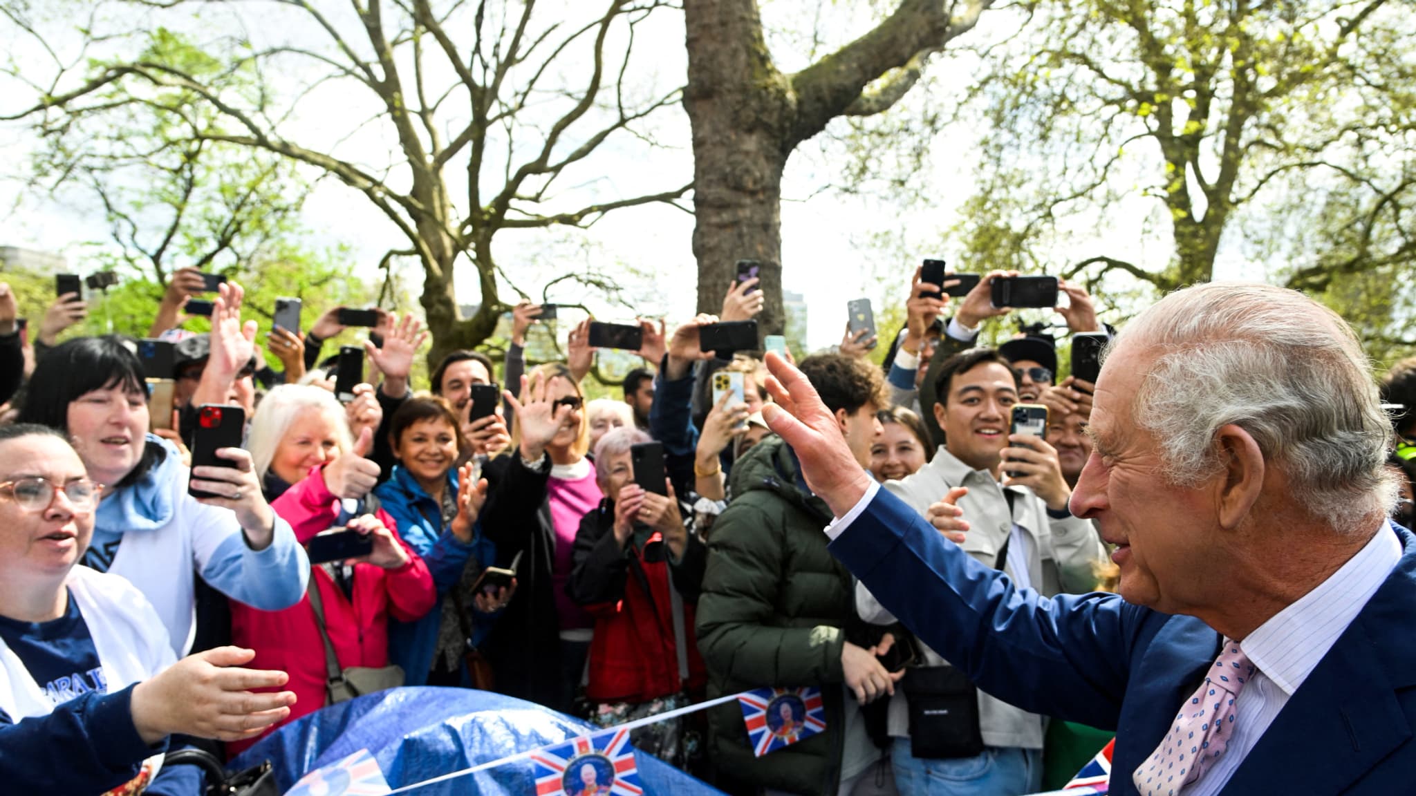 Charles III à la rencontre des Britanniques quelques heures avant son couronnement, le 5 mai 2023 à Londres Charles III à la rencontre des Britanniques quelques heures avant son couronnement, le 5 mai 2023 à Londres