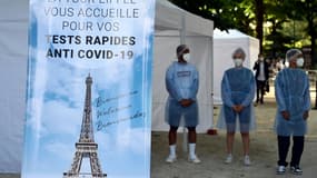 Un centre de tests rapides anti-Covid-19 devant les accès à la Tour Eiffel, le 21 juillet 2021 à Paris