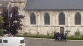 L'intervention de la BRI à Saint-Etienne-du-Rouvray filmée depuis un appartement, le 27 juillet 2016.