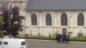 L'intervention de la BRI à Saint-Etienne-du-Rouvray filmée depuis un appartement, le 27 juillet 2016.