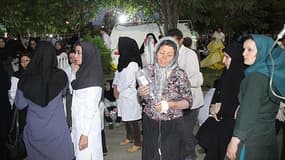 Devant l'hôpital d'Ahar, dans le nord de l'Iran, samedi. Les hôpitaux étaient débordés dimanche dans le nord-ouest de l'Iran au lendemain du puissant séisme qui a fait au moins 300 morts et quelque 5.000 blessés. /Photo prise le 11 août 2012/REUTERS/Kamel