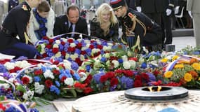 François Hollande, avec les enfants de militaires français morts cette année en Afghanistan, dépose une gerbe sous l'Arc de Triomphe, devant la tome du soldat inconnu. François Hollande a présidé pour la première fois dimanche à Paris les cérémonies commé