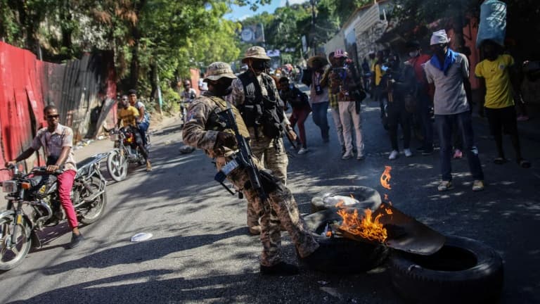 Des policiers éteignent des feux de barricades allumés par des manifestants contestant la hausse du prix de l'essence à Port-au-Prince, Haiti, le 10 décembre 2021