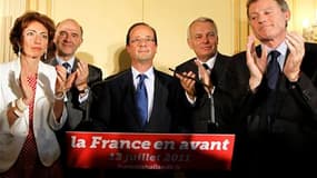Déclaration officielle de candidature pour François Hollande à Paris. Au coude à coude dans les sondages, François Hollande et Martine Aubry formalisent leur participation à la primaire socialiste préalable à une campagne présidentielle que le député de C