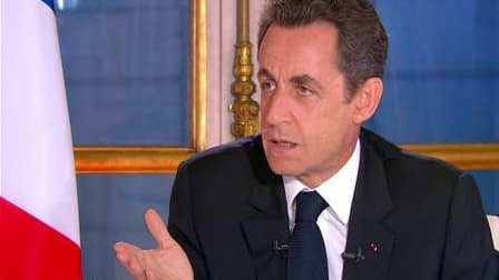 Nicolas Sarkozy a défendu mardi son choix de conserver François Fillon pour préserver la stabilité de la France et laissé entendre qu'il resterait à la tête du gouvernement jusqu'à la présidentielle de 2012. /Capture écran faite le 16 novembre 2010/REUTER