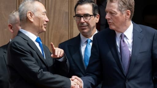 Le vice-Premier ministre chinois Liu He serre la main du représentant au Commerce américain Robert Lighthizer sous le regard du secrétaire au Trésor Steven Mnuchin, le 10 mai 2019 à Washington