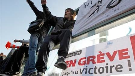 Devant le lycée Marseilleveyre, à Marseille. La mobilisation contre la réforme des retraites était en augmentation jeudi dans les lycées, près de 10% des établissements ayant débrayé pour participer à des manifestations. /Photo prise le 14 octobre 2010/RE
