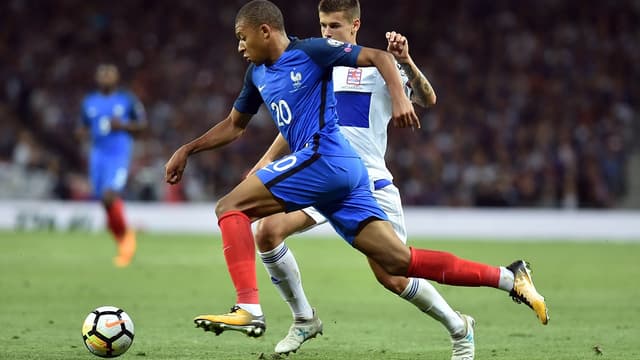 Kylian Mbappé dégoûte la défense du Luxembourg.