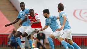 Benjamin Mendy et Ilkay Gundogan sous le maillot de Manchester City.