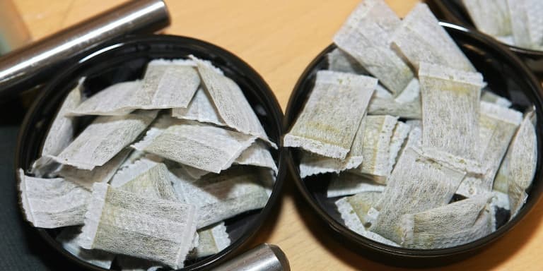 Le snus, tabac en sachet à sucer, très addictif car fortement dosé en nicotine, connaît une popularité nouvelle auprès des adolescents en France, où il est illégal