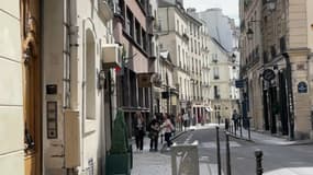 Vue de commerces et de bars à Paris