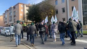 Les agriculteurs se sont mobilisés à Digne-les-Bains, ce vendredi 8 novembre, pour protester contre les accords de libre-échange qui les pénalisent.