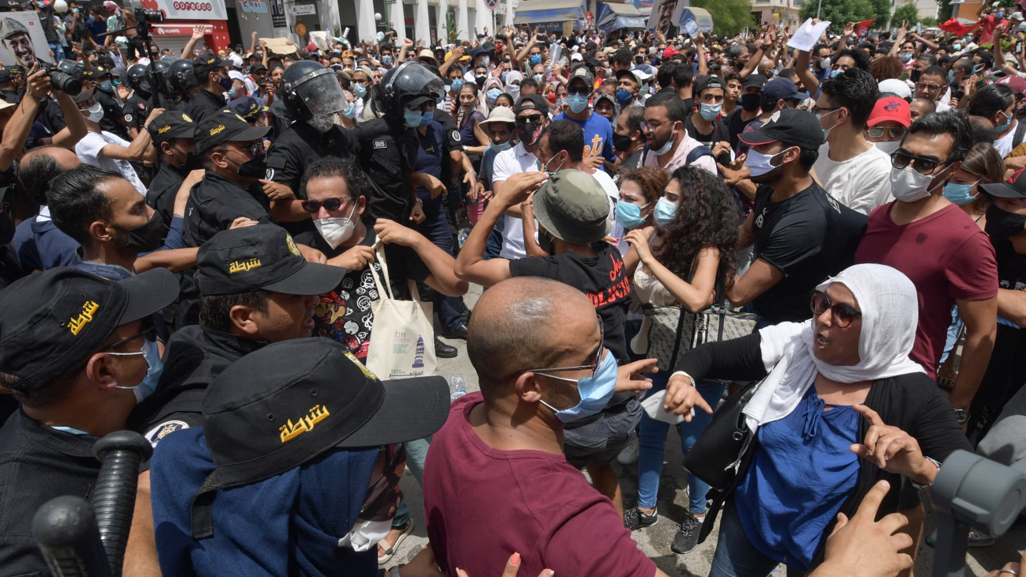 Tunisie Des Milliers De Manifestants D Filent Contre Leurs Dirigeants   Des Milliers De Tunisiens Ont Manifeste Contre Le Gouvernement Le 25 Juillet 2021 Notamment A Tunis 1073767 