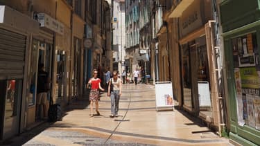Rue commerçante à Avignon.