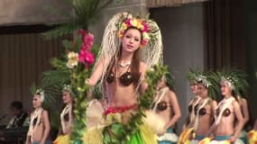 Une danseuse dans le parc Hawaiians, au Japon.