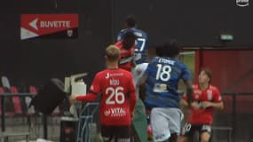 Choc tête contre tête entre Ndour et Ghrieb lors de Guingamp-Dunkerque, 12 août 2023