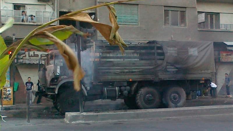 Un véhicule de l'armée syrienne incendié mercredi à Joubar, près de Damas. Au lendemain de l'attentat qui a décapité une partie de l'appareil sécuritaire du régime syrien, des affrontements ont éclaté jeudi matin près du siège du gouvernement dans la capi