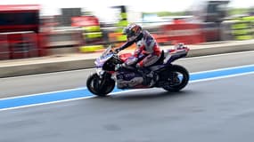 Le pilote espagnol de Prima Pramac Racing, Jorge Martin, sort des stands lors de la troisième séance d'essais libres du Grand Prix MotoGP de Thaïlande au Circuit International de Buriram, le 1er octobre 2022.