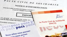 Des papiers pour le pacte civil de solidarité à Nantes, en France, le 7 janvier 2012