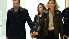 L'acteur et réalisateur Nicolas Bedos (g), accompagné de sa compagne Pauline Desmonts, arrive au tribunal de Paris, le 26 septembre 2026