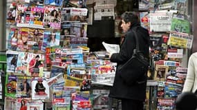 Le nombre de kiosques à journaux en France devrait augmenter de 40% en trois ans aux termes d'une convention signée mardi sous l'égide du ministère de la Culture. /Photo d'archives/REUTERS/Charles Platiau