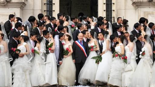 Des couples chinois tout juste mariés posent le 7 mai 2009 devant la mairie de Tours avec le maire de l'époque, Jean Germain