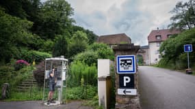 La dernière cabine téléphonique de France est à Murbach, en Alsace, ici le 12 juillet 2024