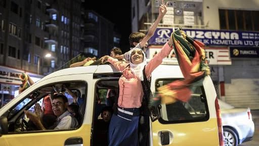 Des partisans du Parti démocratique du peuple (HDP) en liesse le 7 juin 2015 à Diyarbakir Des partisans du Parti démocratique du peuple (HDP) en liesse le 7 juin 2015 à Diyarbakir
