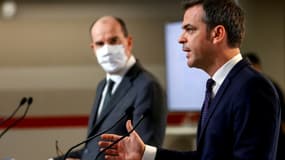Le ministre de la Santé Olivier Véran (d) et le Premier ministre Jean Castex (g) lors d'une conférence de presse à Paris le 10 décembre 2020