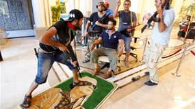 Les insurgés libyens dans l'hôtel Rixos à Tripoli où étaient bloqués des journalistes étrangers pendant plusieurs jours. Des fusillades ont opposé mercredi à Tripoli des fidèles de Mouammar Kadhafi et des insurgés traquant ses proches et ses partisans. /P