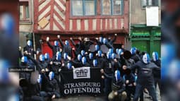 Le groupe des Strasbourg Offender a ses habitudes dans la tribune Ouest de la Meinau.