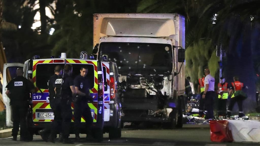 Le camion qui a fauché des passants, le 14 juillet 2016, à Nice sur la promenade des Anglais. 